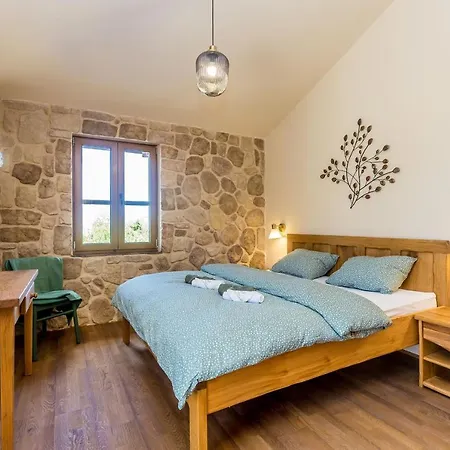 Rustic Bellamare *