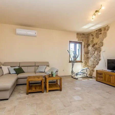Rustic Bellamare *